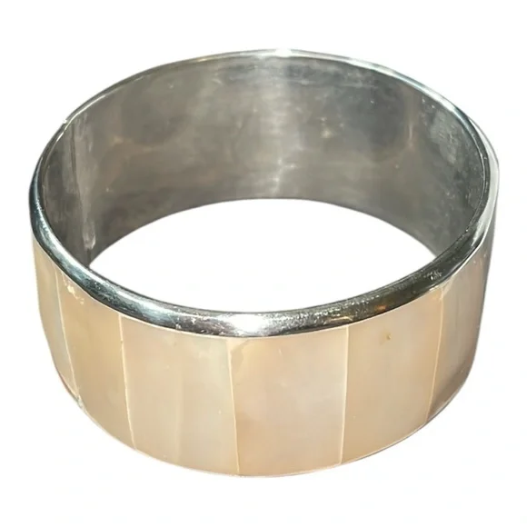 Vintage Mother of Pearl well made bangle bracelet. peach mop detail - Picture 3 of 5
